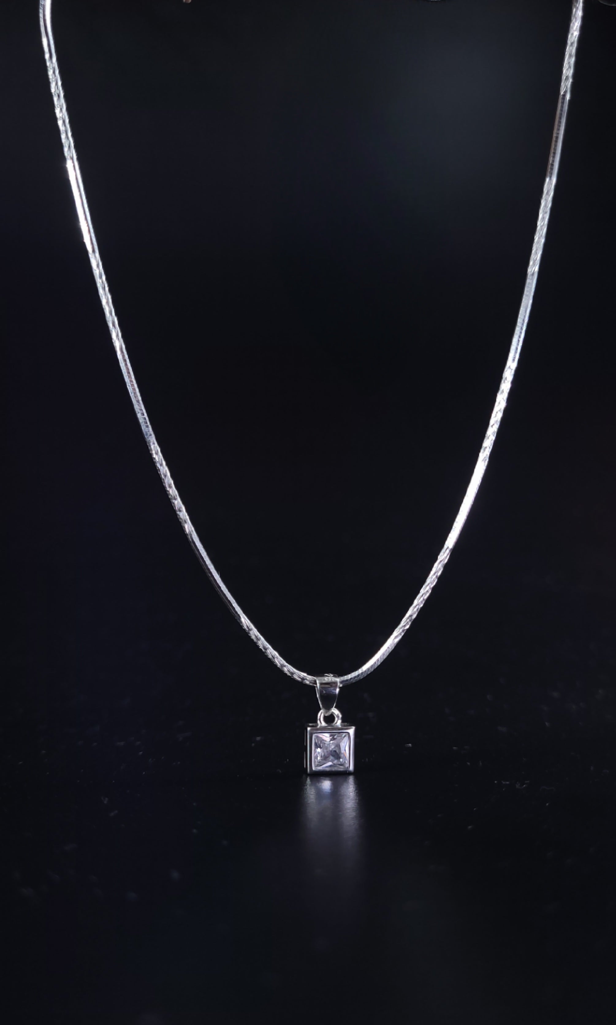 SINGLE STONE PENDANT WITH CHAIN