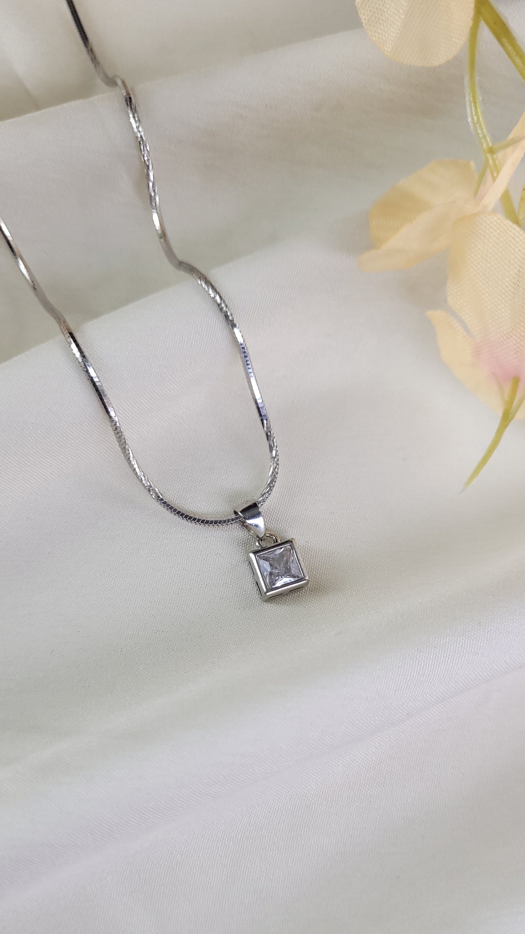 SINGLE STONE PENDANT WITH CHAIN