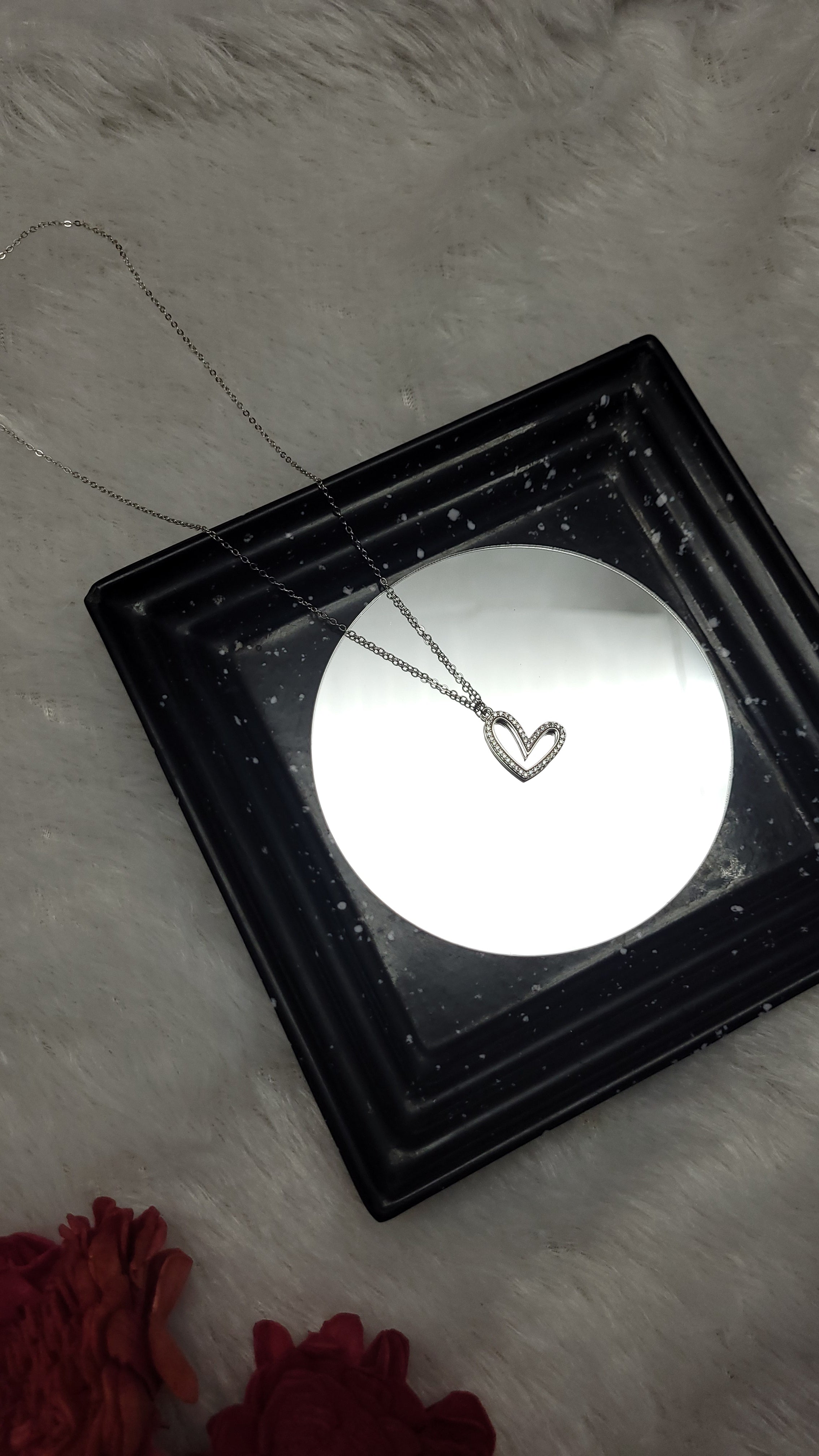HEART-SHAPED ELEGANT CHAIN