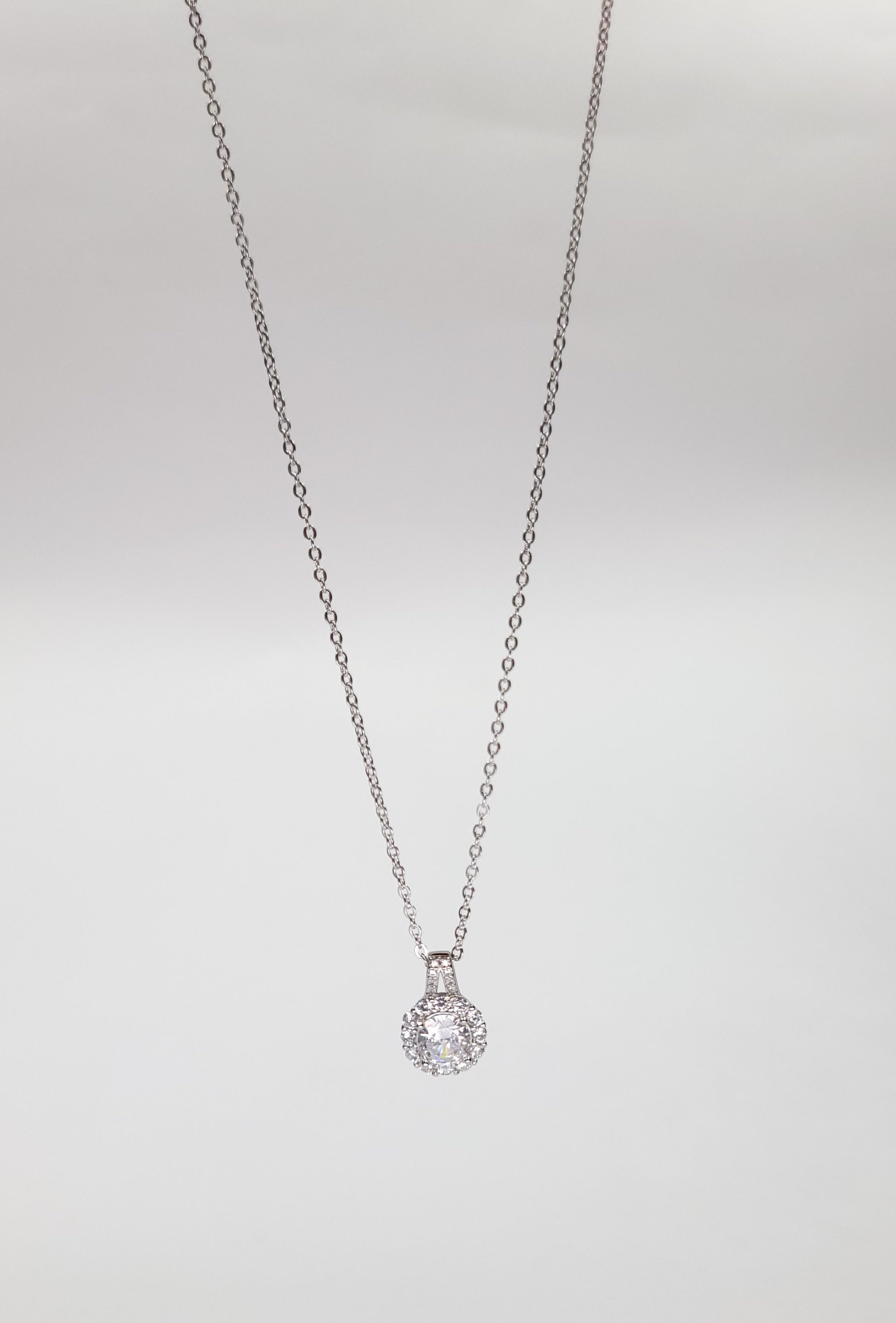 ELEGANT SOLITAIRE SHAPED CHAIN