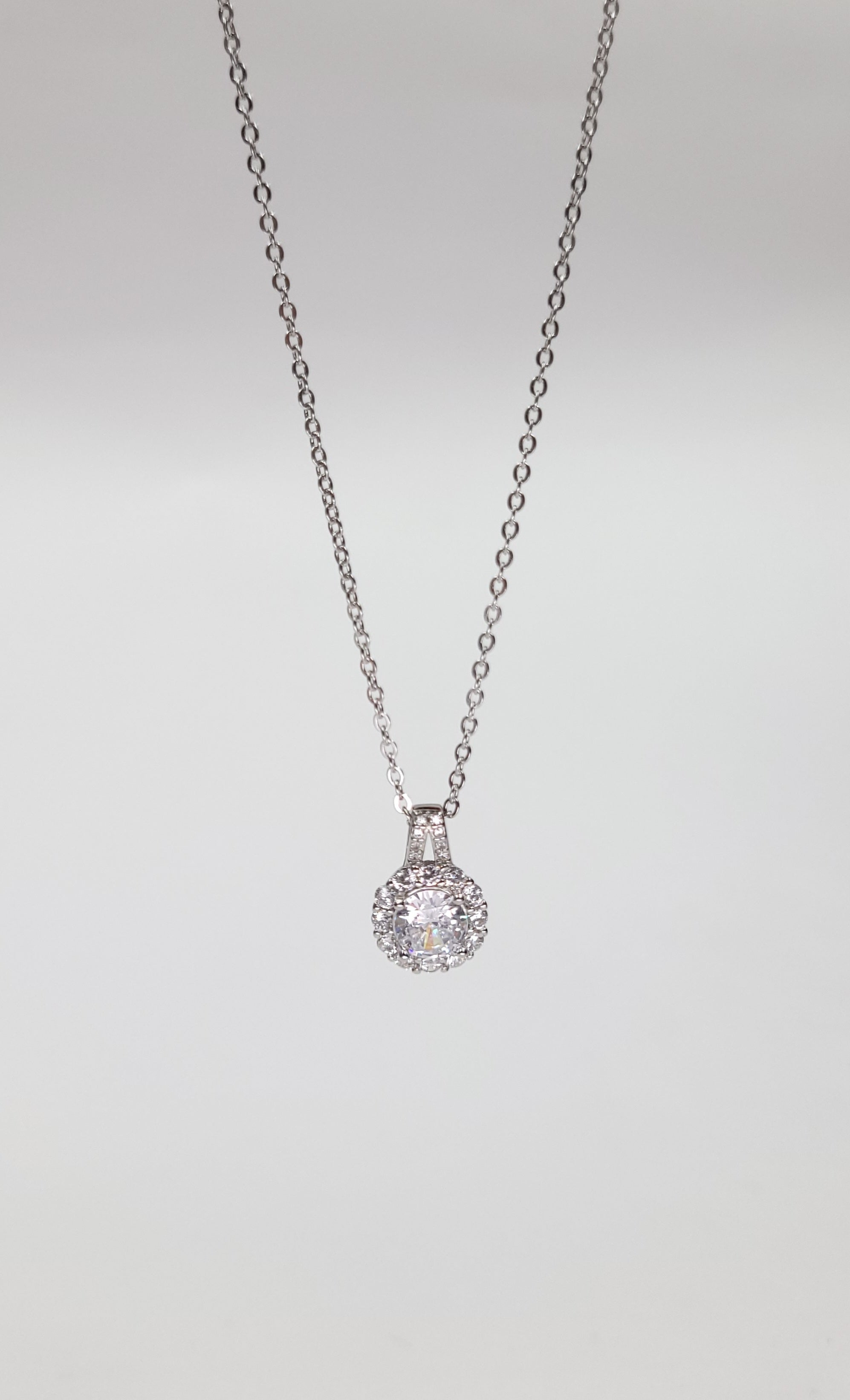 ELEGANT SOLITAIRE SHAPED CHAIN