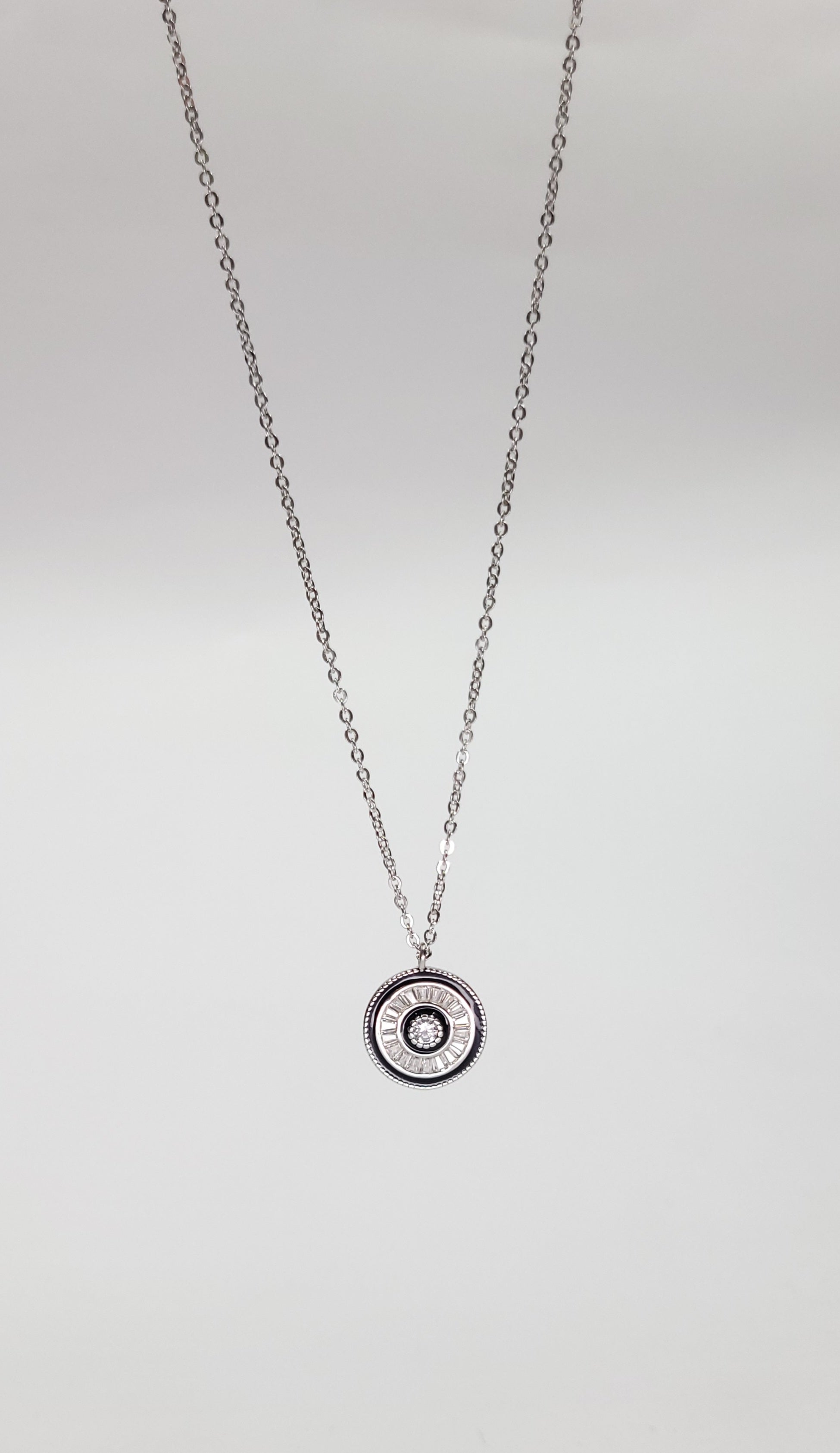 ROUND SHAPED BAGUETTE PENDANT WITH CHAIN