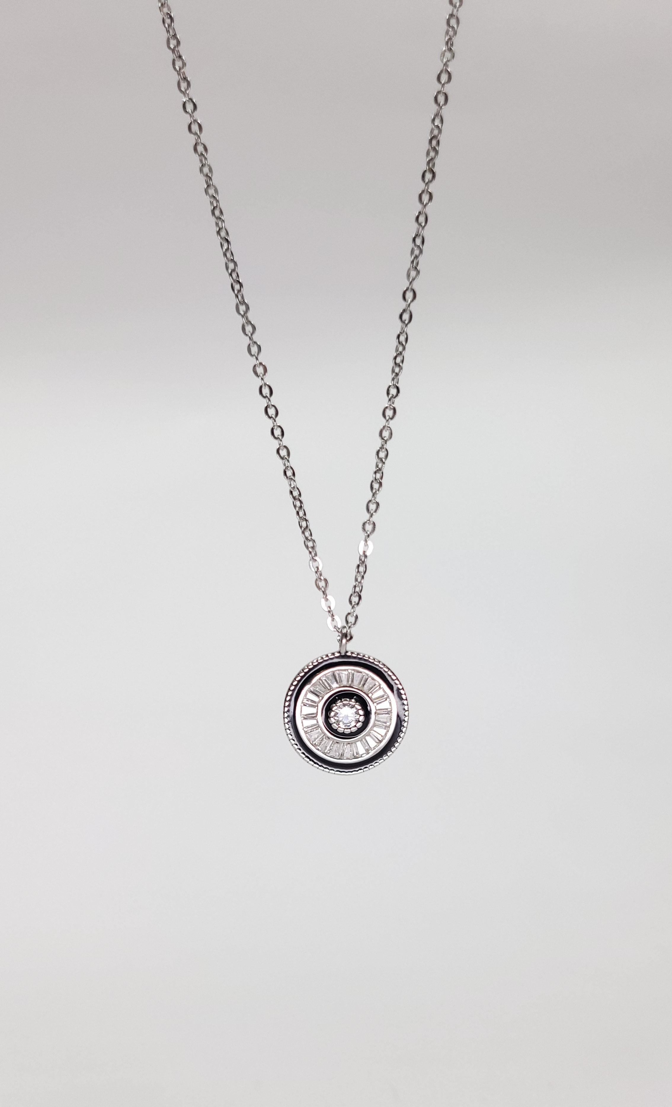 ROUND SHAPED BAGUETTE PENDANT WITH CHAIN
