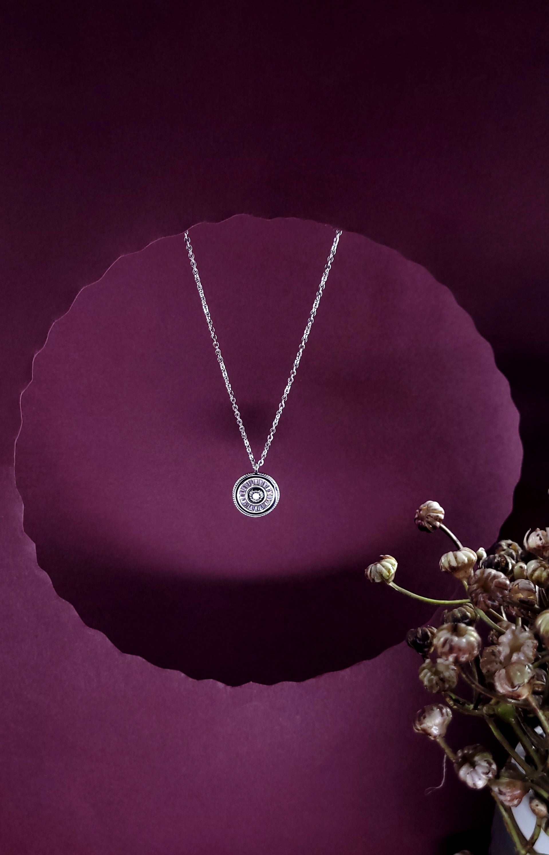ROUND SHAPED BAGUETTE PENDANT WITH CHAIN