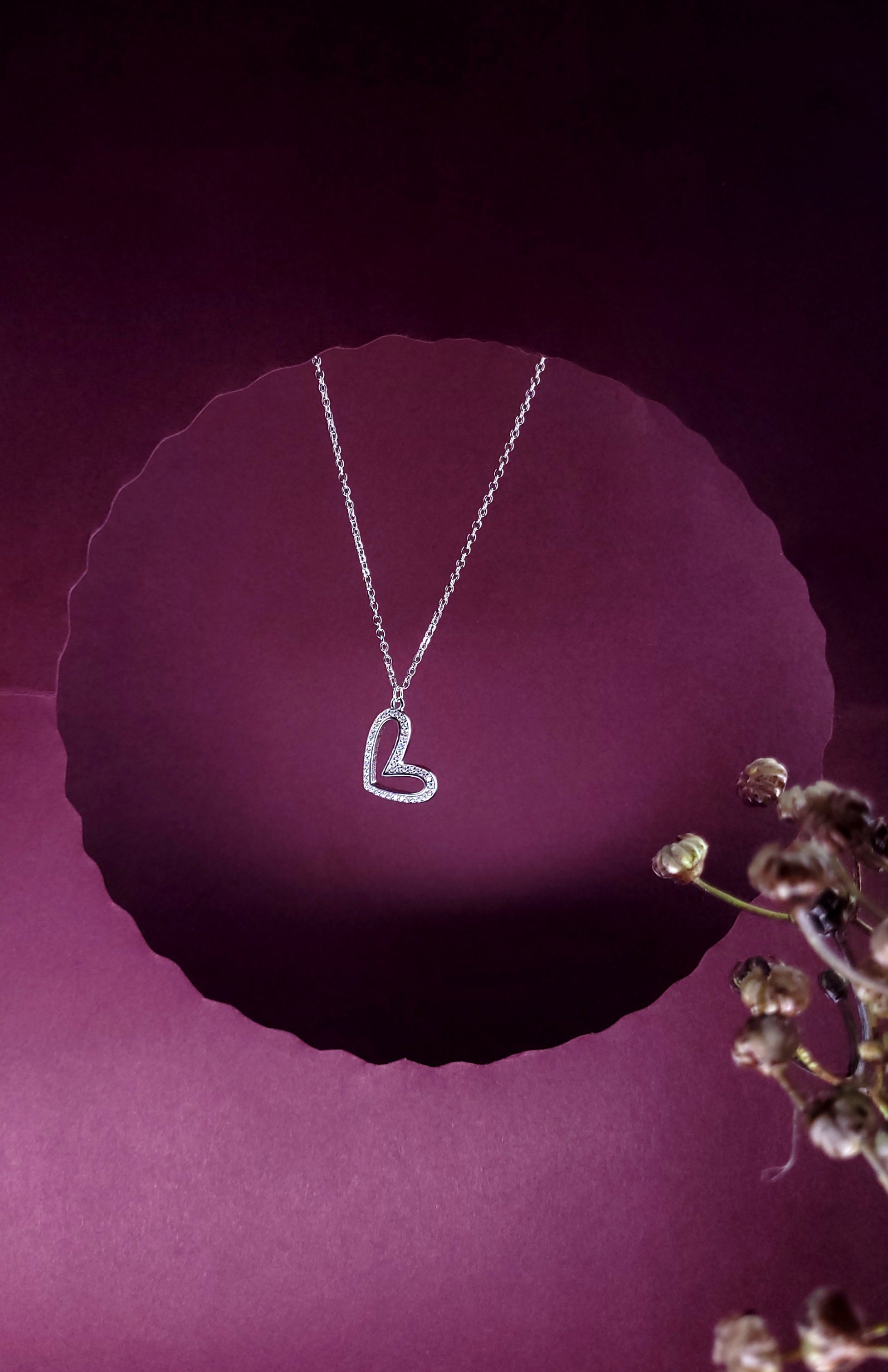 HEART-SHAPED ELEGANT CHAIN