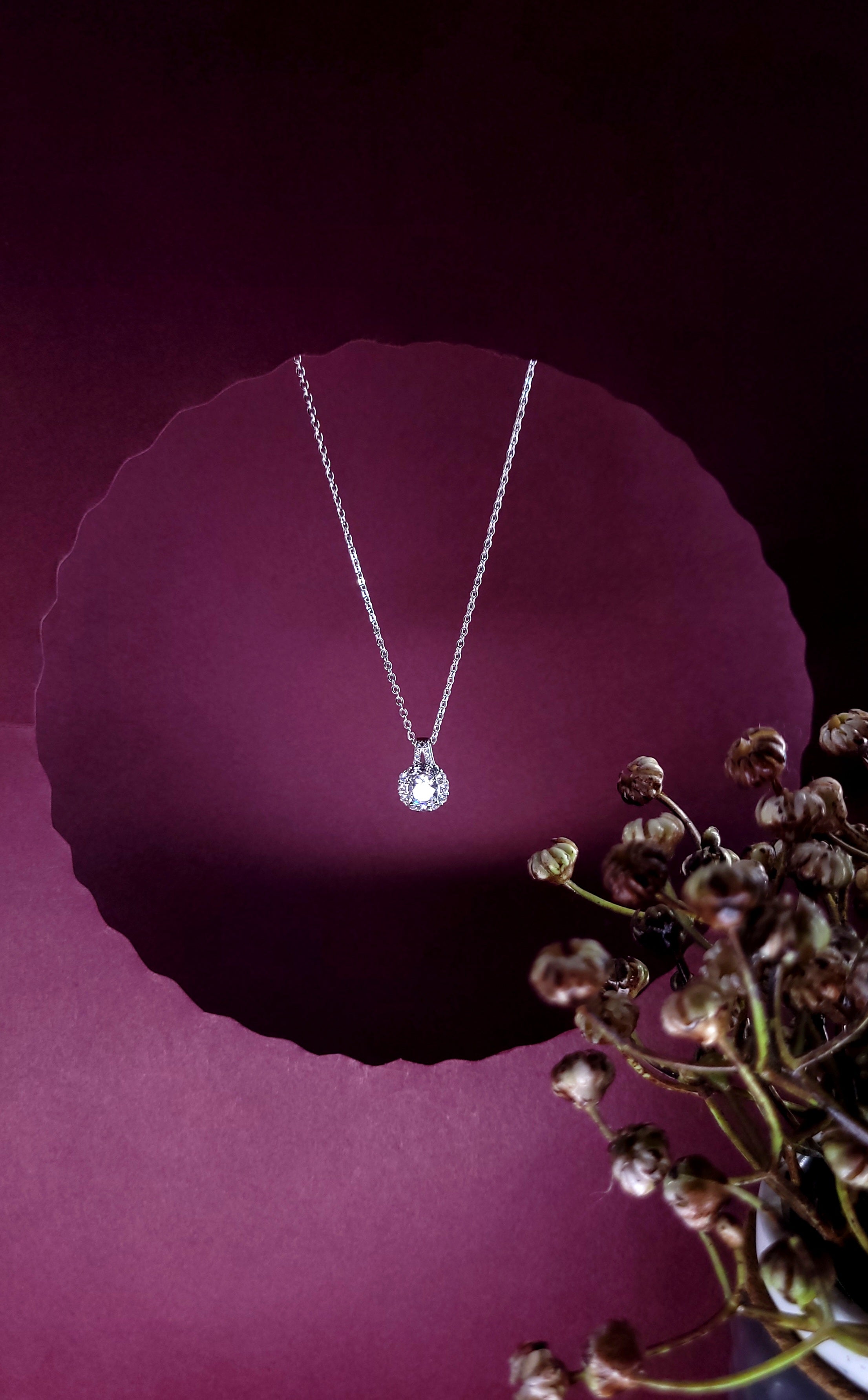 ELEGANT SOLITAIRE SHAPED CHAIN